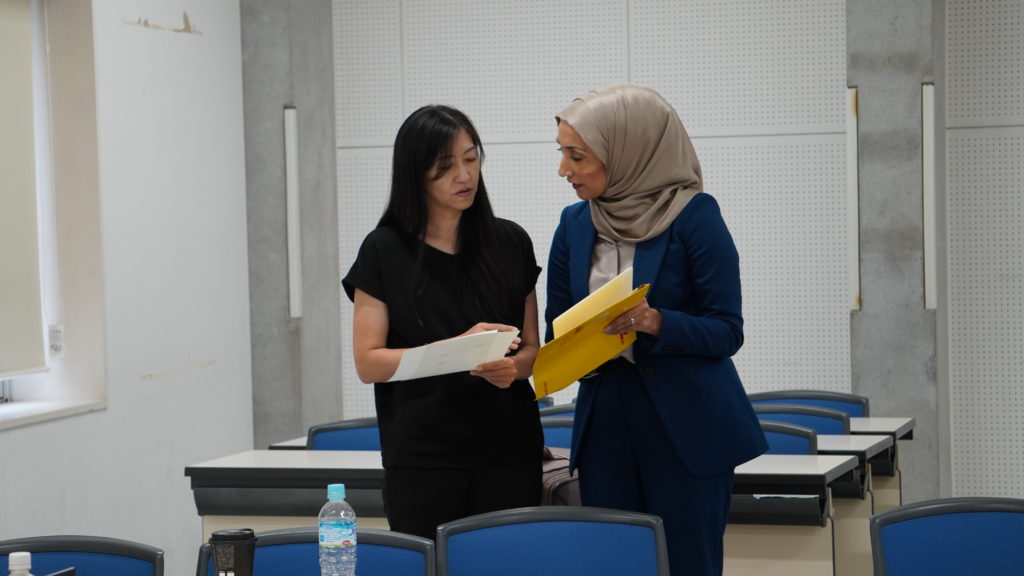 P&G Global Chief Accessibility Officer（写真右側）と情報交換する様子