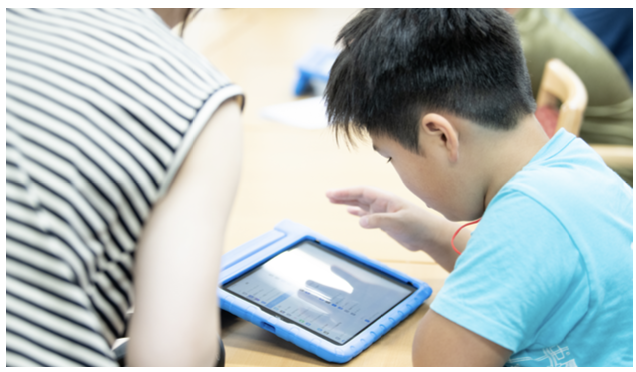 夏季プログラムでiPadを使う様子