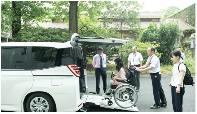 トヨタモビリティサービス株式会社のウェルキャブを試乗する様子